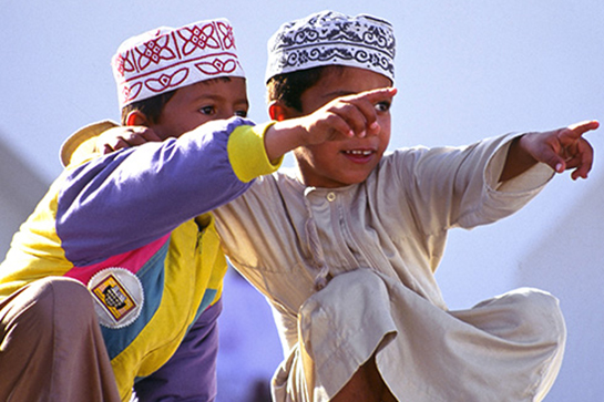 Kinder in traditioneller Kleidung aus dem Oman